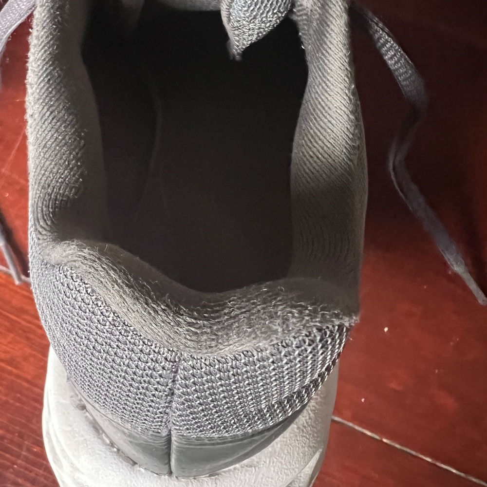Nike revolution boys sneakers gray and white size 6 - Picture 6 of 10